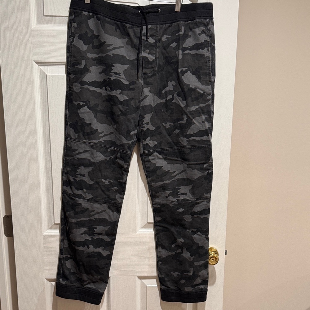 Men's Black Gray Camouflage Jogger Pants Size 4 Pull String